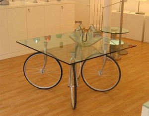 mesa-de-diseño-con-ruedas-de-bicicleta