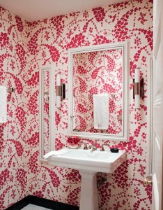 papel-tapiz-en-las-paredes-del-cuarto-de-baño